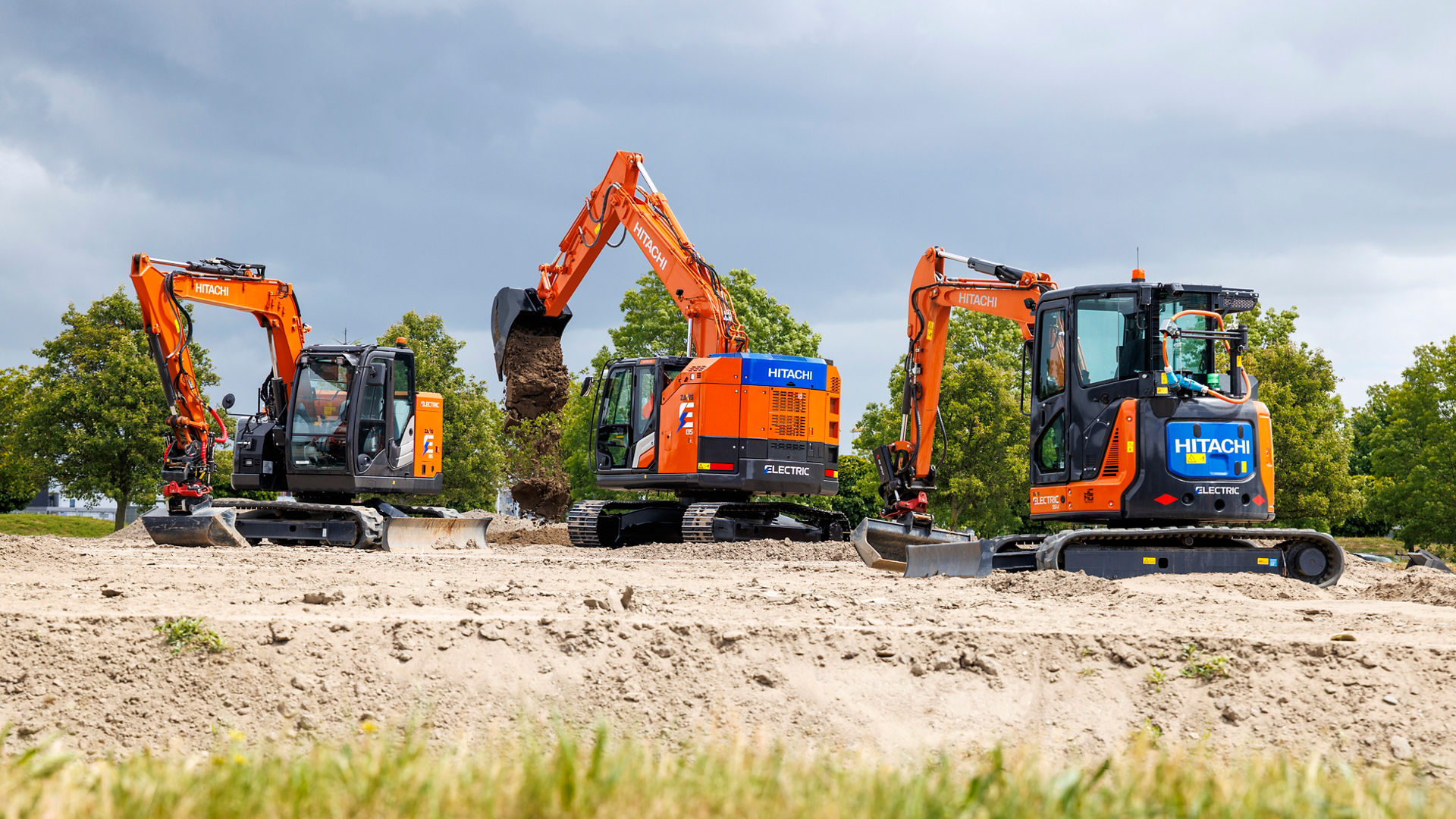 Hitachi expands electric range with ZX135‑7EB excavator